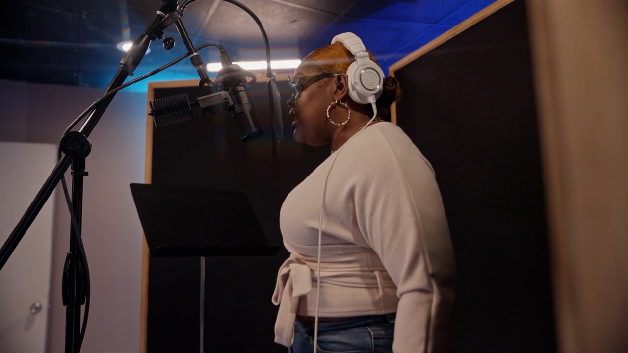 On the Spectrum, When rumors divide the house, Deb brings in producer Cisco!, TV-MA, Season 2, Episode 3