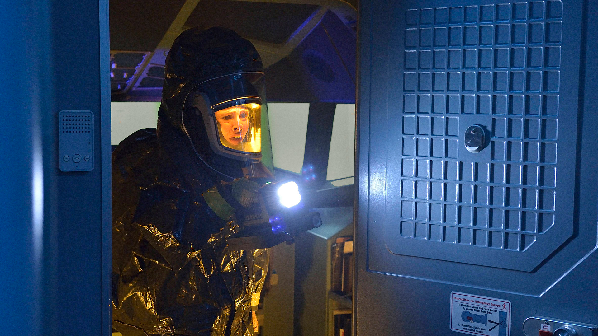 Night Zero, A plane lands in New York City with everyone on board dead., TV-MA, Season 1, Episode 1