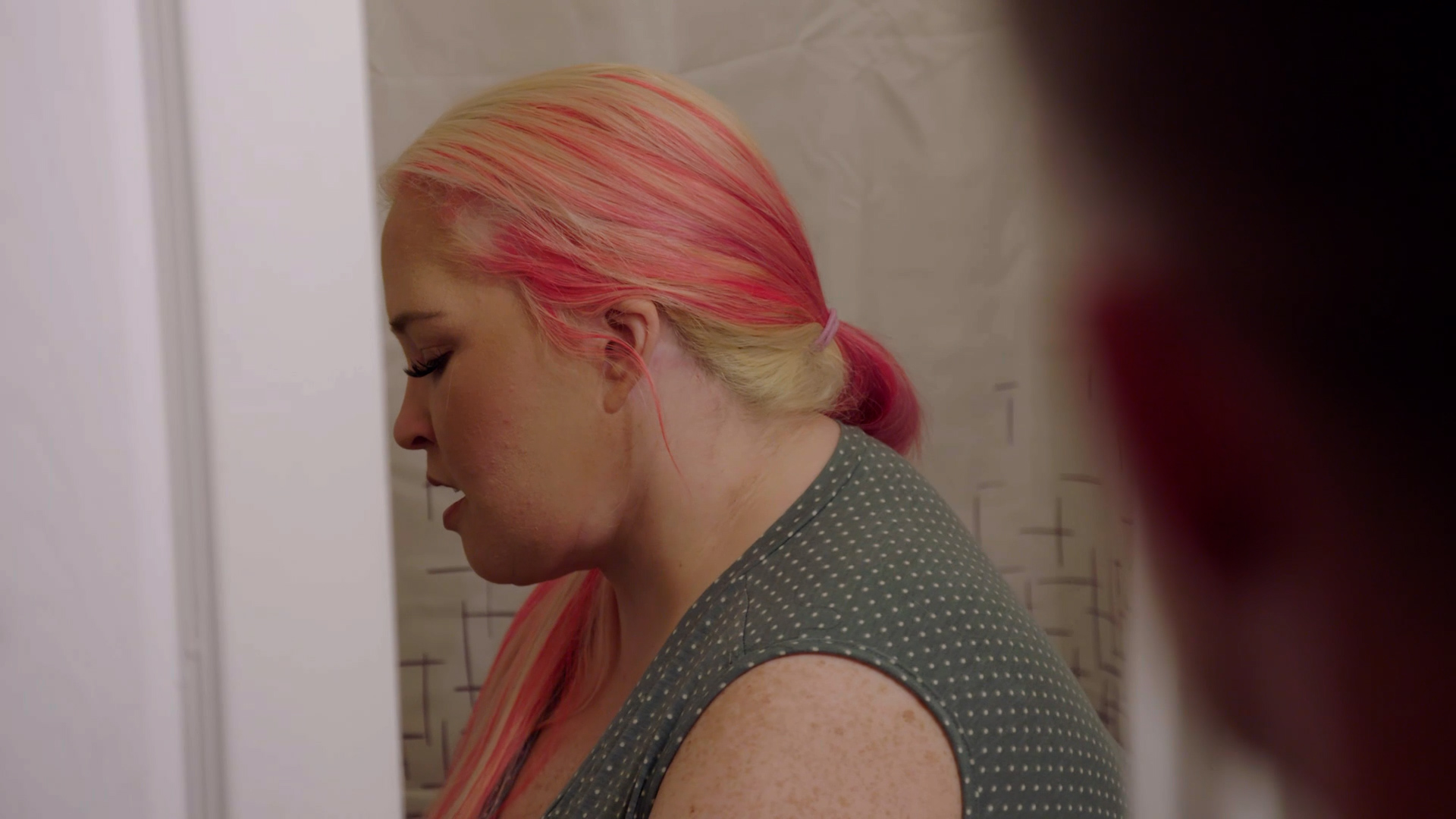 Family Crisis: Knock Down Drag Out, June's cut off by her girls; Jessica's coming out party., TV-14, Season 6, Episode 5