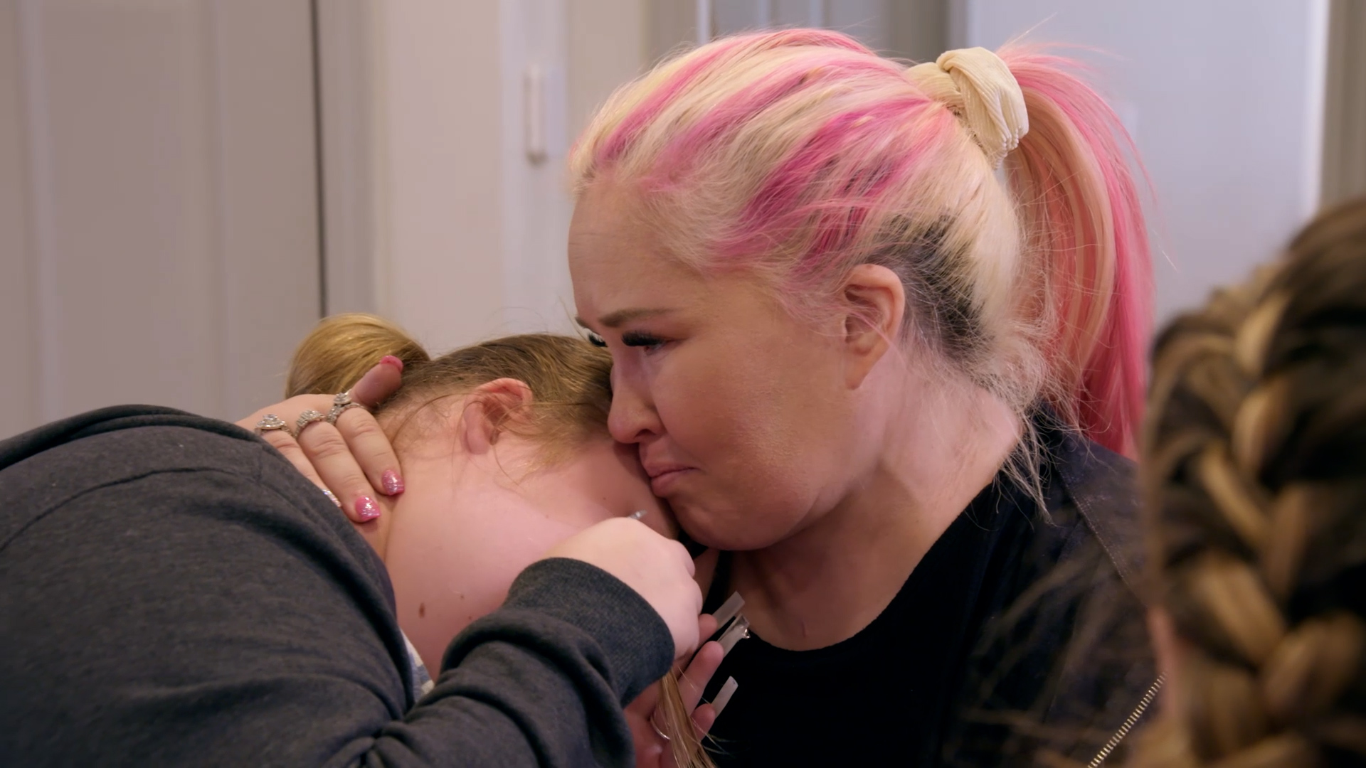 Family Crisis: Therapy Weekend, June and the girls work on their relationship with Dr. Ish., TV-14, Season 6, Episode 9