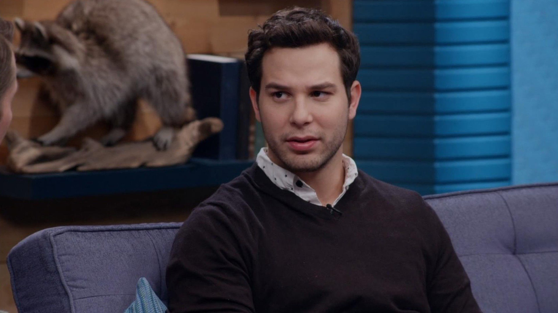 Skylar Astin Wears Blue Jeans and Weathered Brown Desert Boots, Skylar Astin guest stars CB!B!, TV-14, Season 4, Episode 16