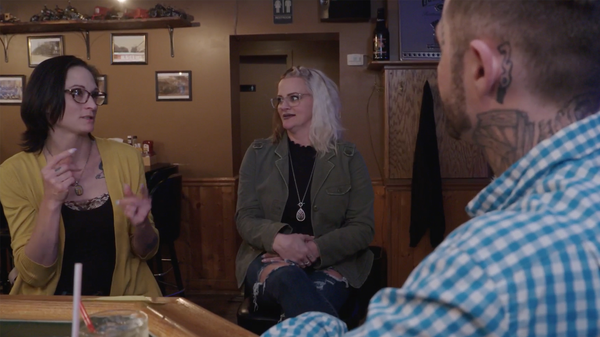 Watch Deleted Scene: Chelsea’s Friends Grill Her About Mikey | Love During Lockup Video Extras