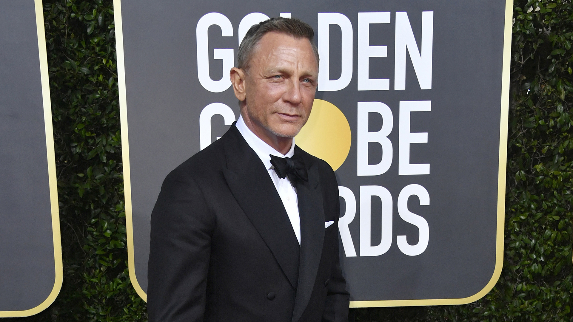 Daniel Craig Compares ‘Knives Out’ to Playing Bond 