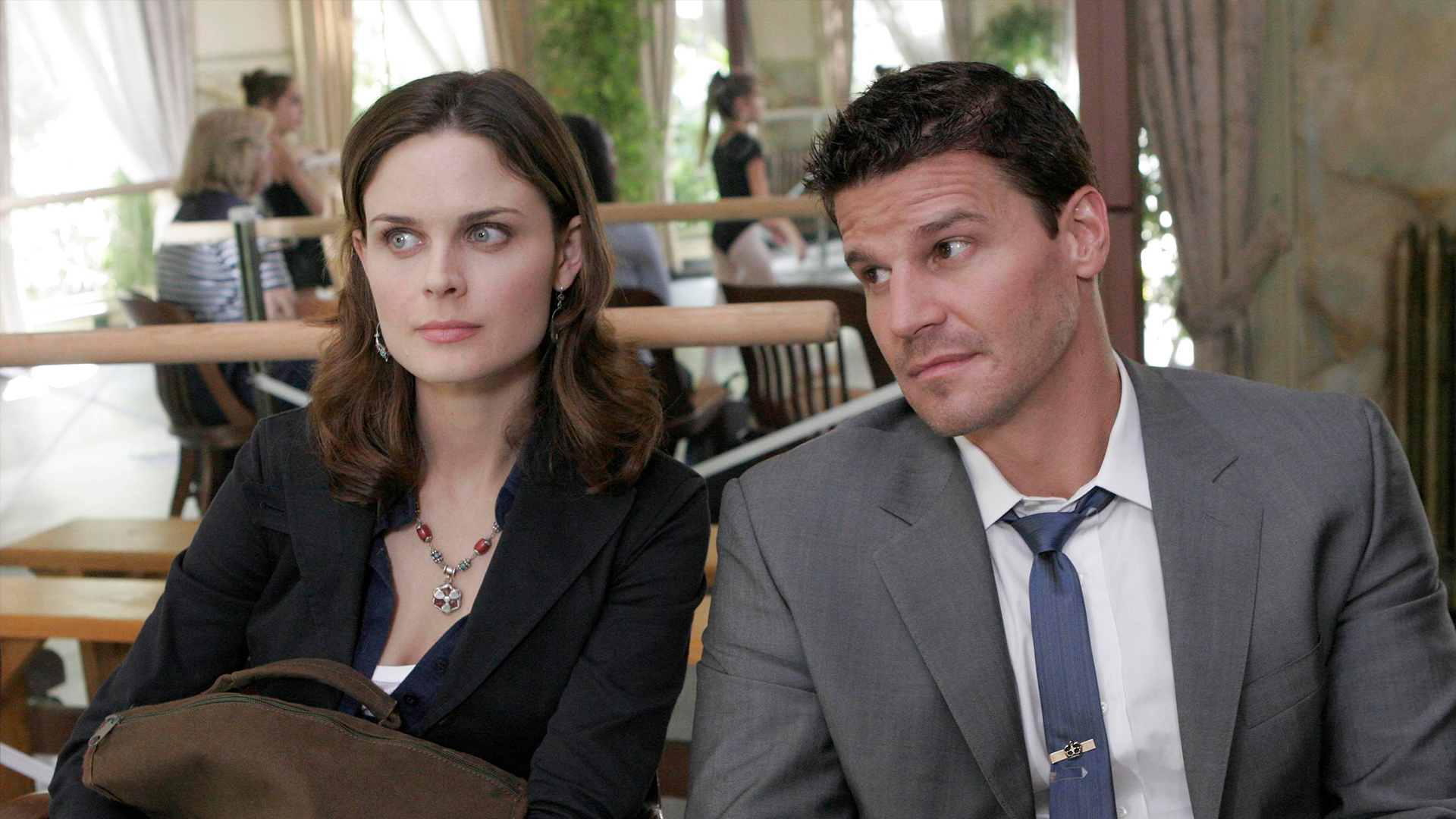 Bones Season 2 Episode 7 - The Girl with the Curl