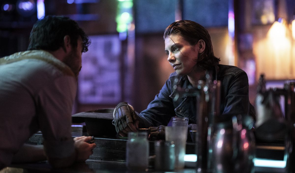The Walking Dead: Dead City's Maggie Rhee (Lauren Cohan) sits at a bar.