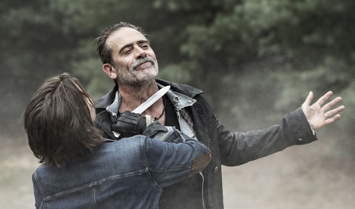 The Walking Dead: Dead City's Maggie Rhee (Lauren Cohan) holds Negan (Jeffrey Dean Morgan) at knifepoint.