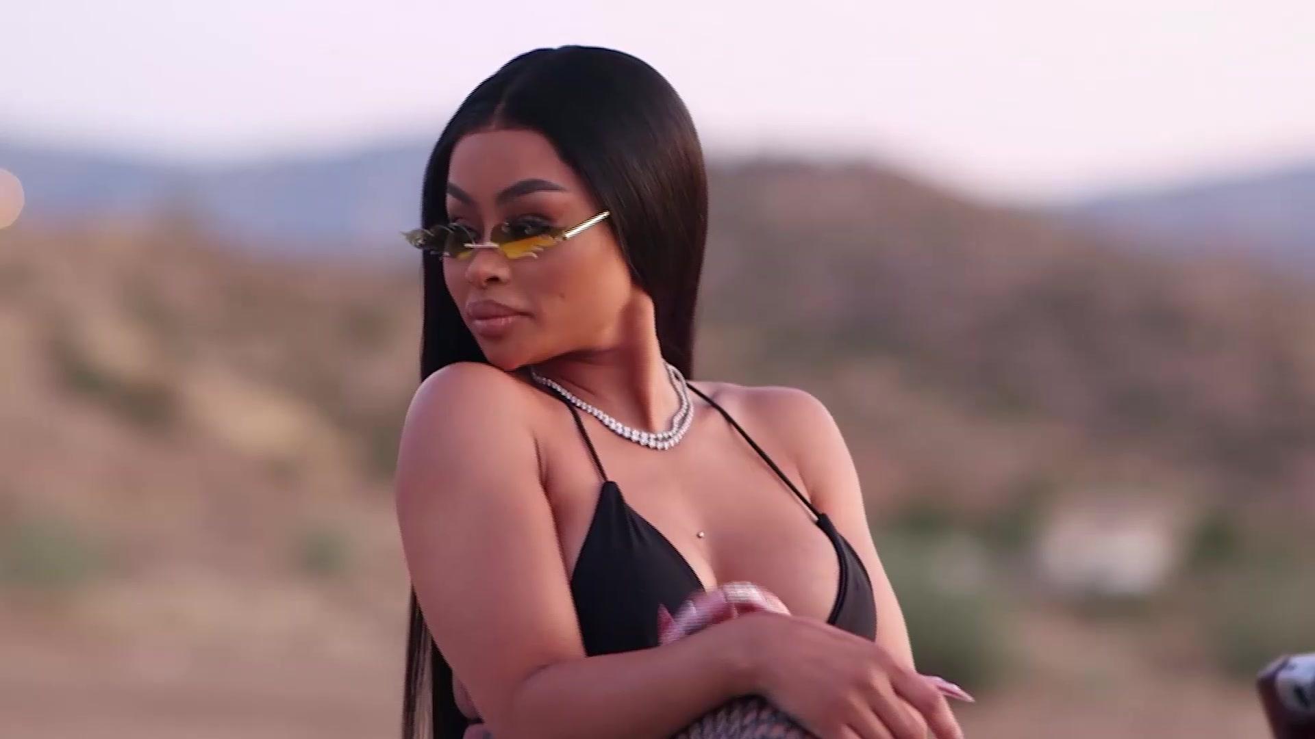 Watch Will Chyna's Sexy Photoshoot Go Viral? | The Real Blac Chyna Video Extras