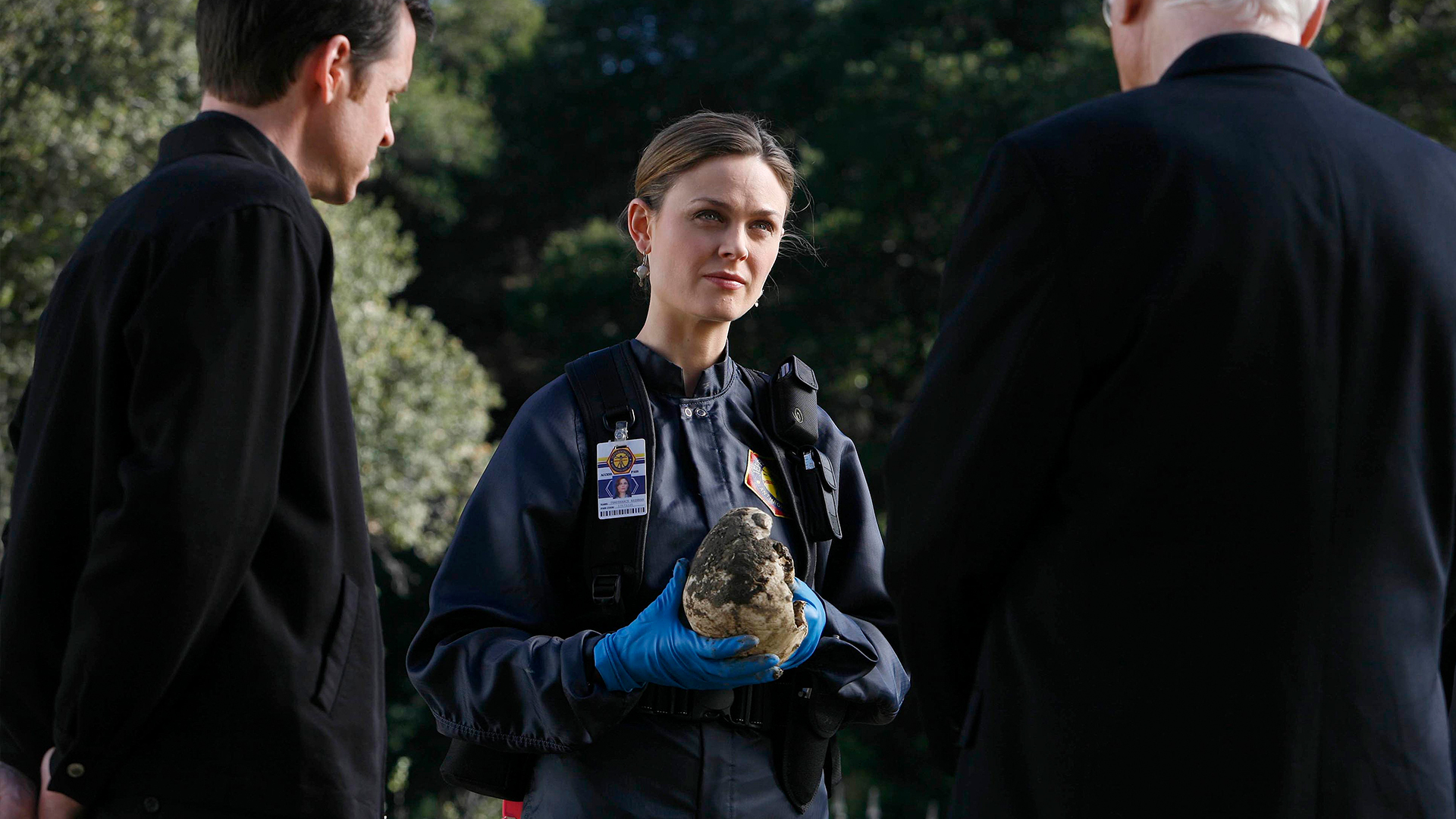 Bones Season 2 Episode 17 - The Priest in the Churchyard